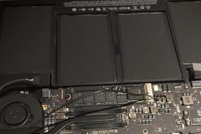 Cracked screen from shock. Background Remplacement batterie MacBook